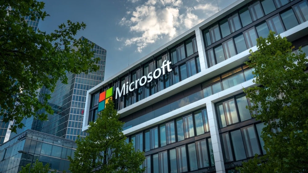 Microsoft наращивает инвестиции в центры обработки данных, чтобы удовлетворить высокий спрос на вычисления / Фото: gguy / Shutterstock.com
