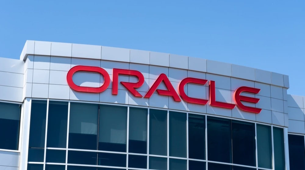 Oracle трансформируется из разработчика баз данных в поставщика вычислительных мощностей для ИИ и ведет строительство дата-центров для OpenAI и других клиентов / Фото: JHVEPhoto / Shutterstock.com