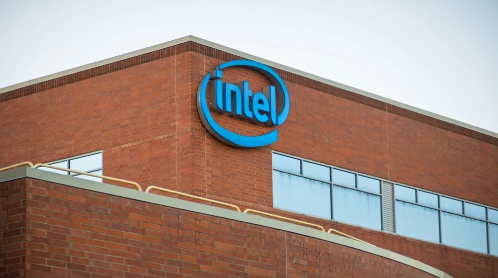 Intel столкнулся с дефицитом компонентов и снижением спроса на чипы для персональных компьютеров / Фото: SNEHIT PHOTO / Shutterstock.com