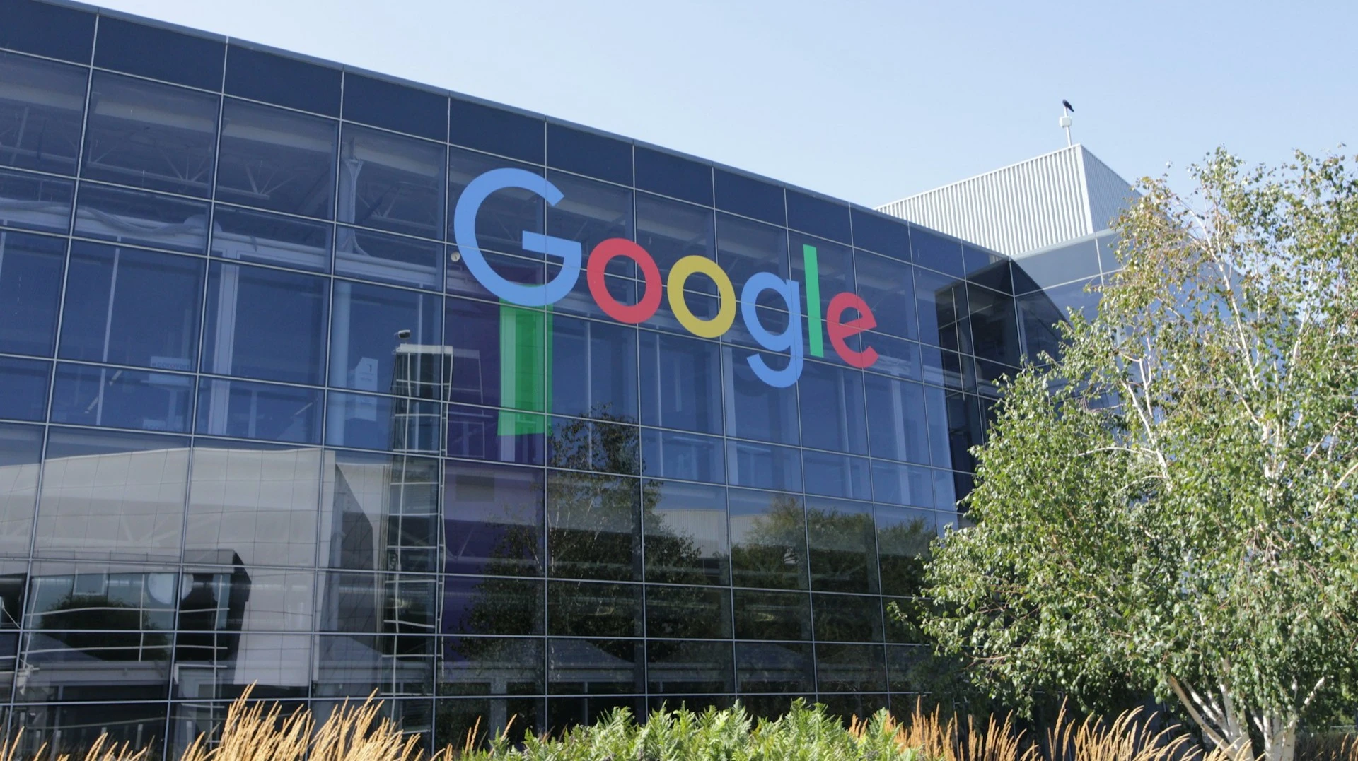 Following the release of the earnings report, at least 25 teams of investment analysts lowered their price targets for Alphabet stock. Photo: Unsplash / Alban