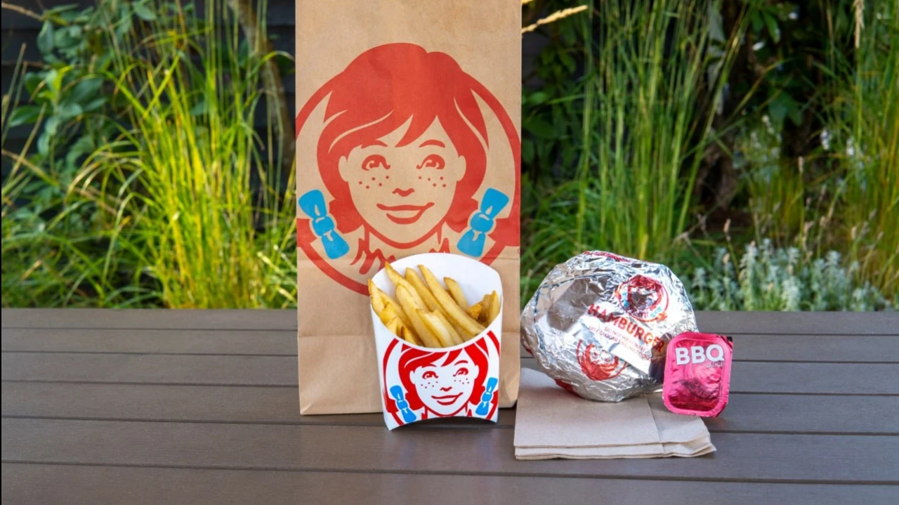 A group of investors led by billionaire Nelson Peltzs fund wants to buy the Wendys burger chain / Photo: Shutterstock.com