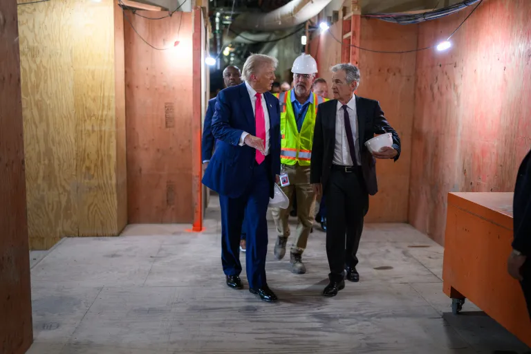 Трамп лично осмотрел реконструкцию штаб-квартиры ФРС, расходы на которую он критиковал / Фото: whitehouse.gov