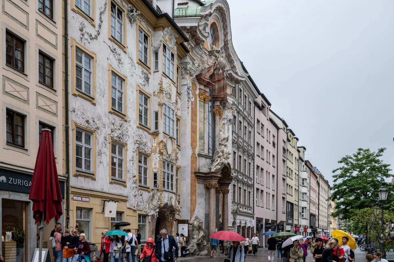 Из-за хронического дефицита жилья в Германии акции Vonovia — крупнейшего владельца жилья в ФРГ,  остаются недооценёнными. Потенциал роста — 76,6%. Фото: Gallwis / Shutterstock.com