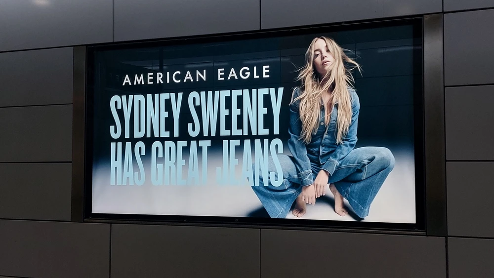 Реклама джинсовой одежды American Eagle с Сидни Суини / Фото: Zoltan Tarlacz / Shutterstock.com